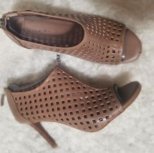 TAHARI "Chris" peak toe sandals
